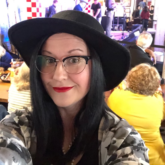 Meet your Posher, Shannon 🇨🇦 - Picture 1 of 1